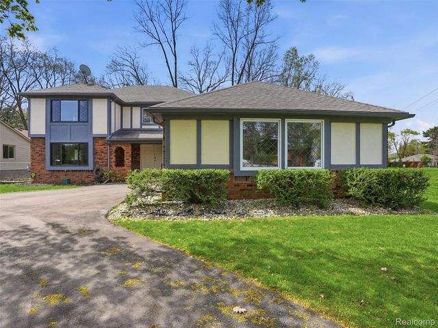 5800 Naneva Court, West Bloomfield Charter Township, MI 48322