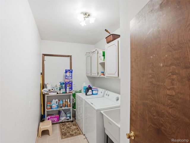 5800 Naneva Court, West Bloomfield Charter Township, MI 48322