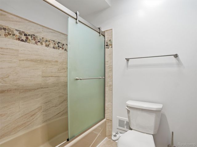 5800 Naneva Court, West Bloomfield Charter Township, MI 48322