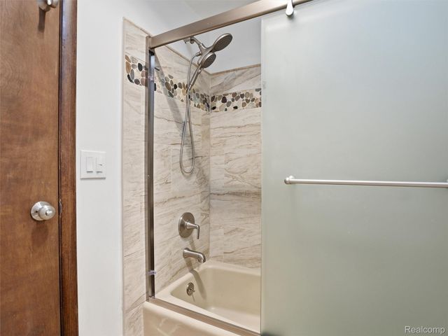 5800 Naneva Court, West Bloomfield Charter Township, MI 48322