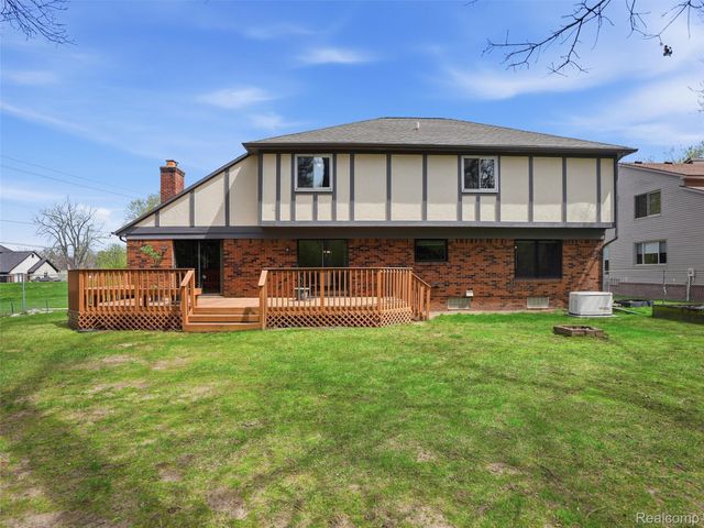 5800 Naneva Court, West Bloomfield Charter Township, MI 48322