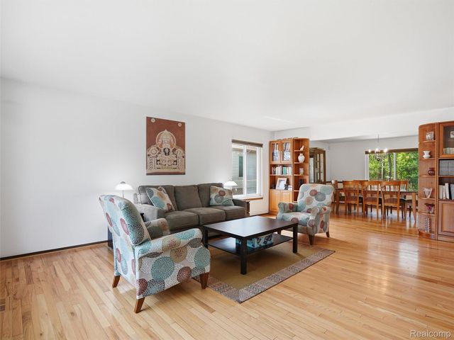 5800 Naneva Court, West Bloomfield Charter Township, MI 48322