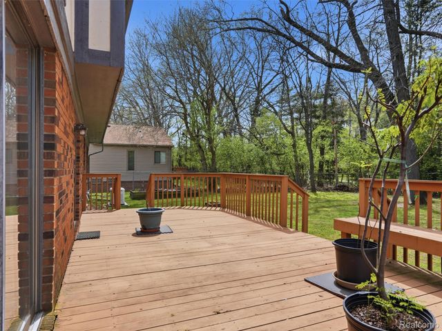 5800 Naneva Court, West Bloomfield Charter Township, MI 48322