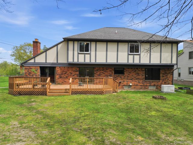 5800 Naneva Court, West Bloomfield Charter Township, MI 48322