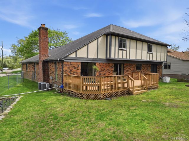 5800 Naneva Court, West Bloomfield Charter Township, MI 48322