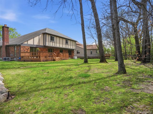 5800 Naneva Court, West Bloomfield Charter Township, MI 48322