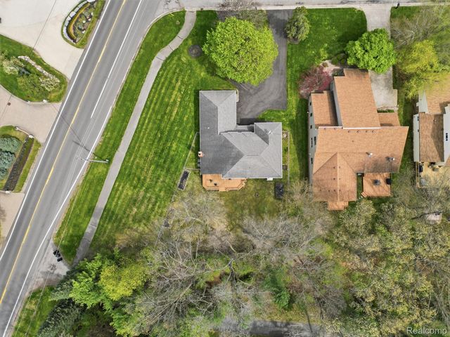 5800 Naneva Court, West Bloomfield Charter Township, MI 48322