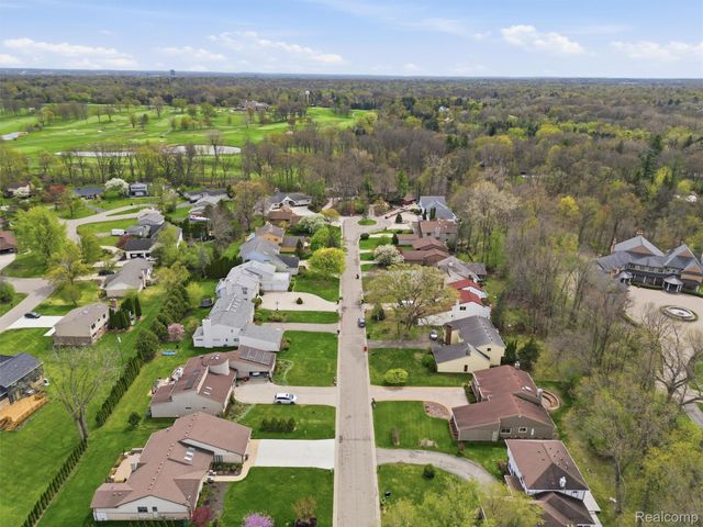 5800 Naneva Court, West Bloomfield Charter Township, MI 48322