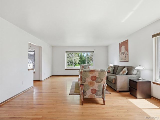 5800 Naneva Court, West Bloomfield Charter Township, MI 48322