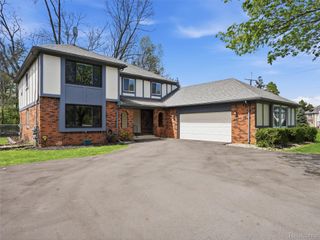 5800 Naneva Court, West Bloomfield Charter Township, MI 48322