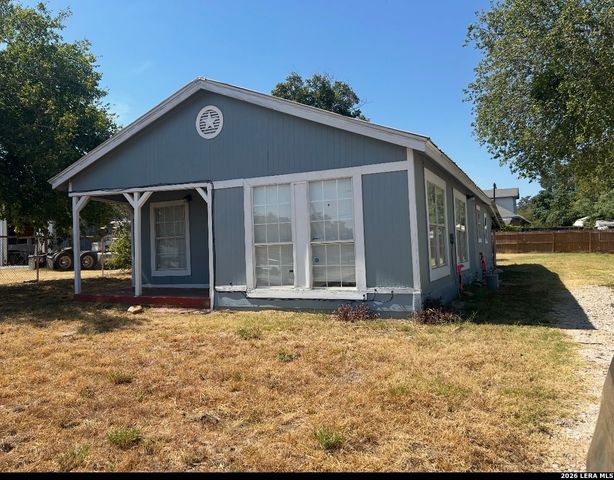 504 E Hondo, Devine, TX 78016