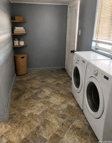 504 E Hondo, Devine, TX 78016