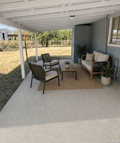 504 E Hondo, Devine, TX 78016