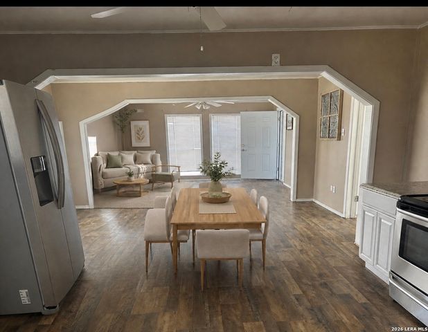 504 E Hondo, Devine, TX 78016
