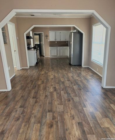 504 E Hondo, Devine, TX 78016
