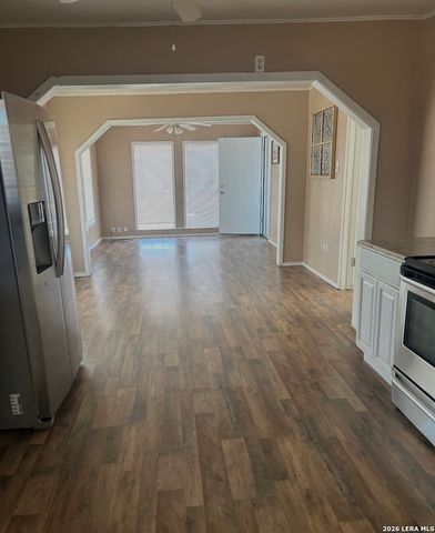 504 E Hondo, Devine, TX 78016
