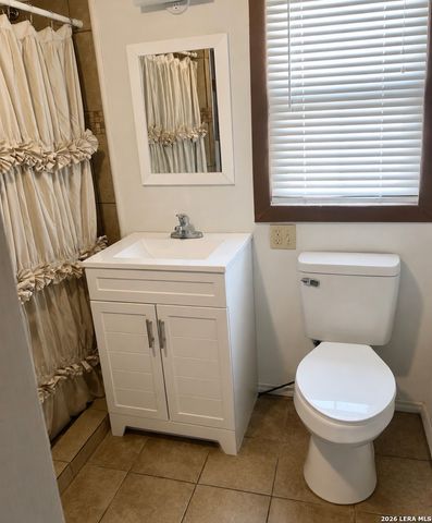 504 E Hondo, Devine, TX 78016