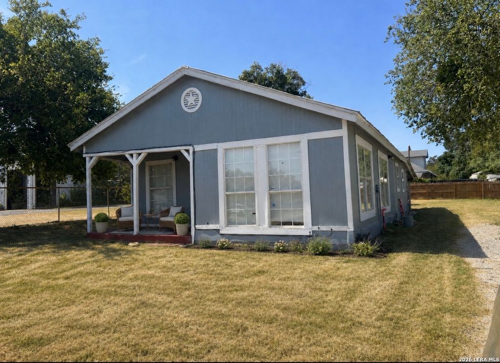 504 E Hondo, Devine, TX 78016