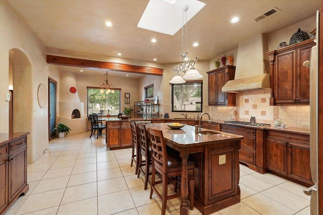 1109 Bona Terra Loop NW, Albuquerque, NM 87114