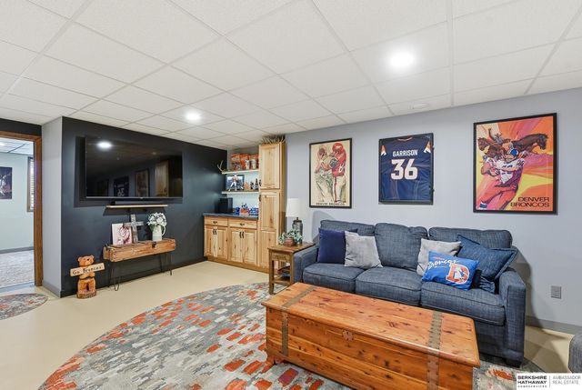 20764 Emmet Street, Omaha, NE 68022