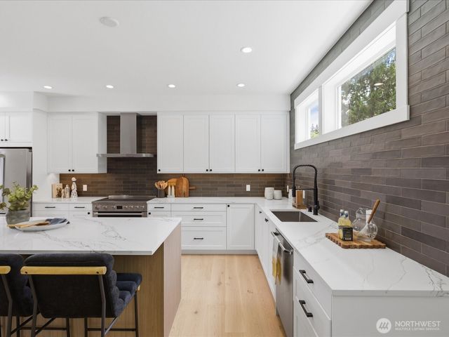 1970 25th Avenue E, Seattle, WA 98112