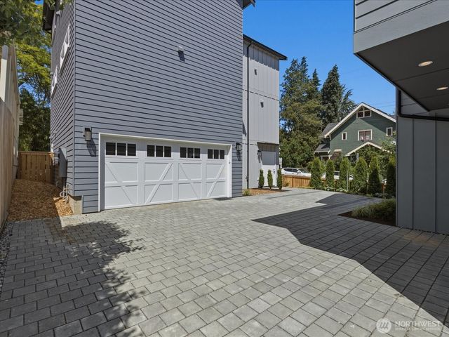 1970 25th Avenue E, Seattle, WA 98112