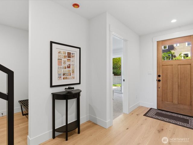 1970 25th Avenue E, Seattle, WA 98112