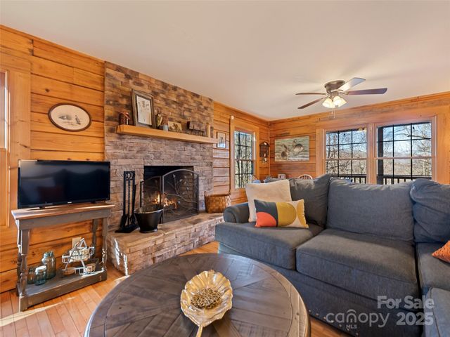 171 Sharons Bluff, Franklin, NC 28734