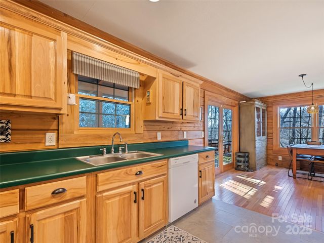 171 Sharons Bluff, Franklin, NC 28734