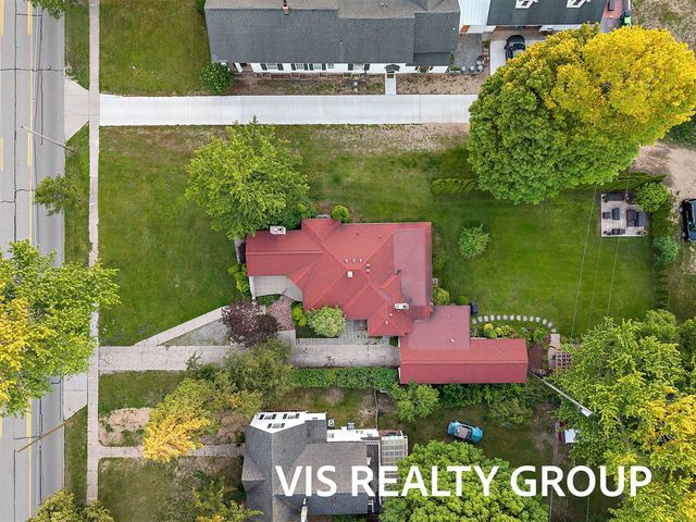 303 E Savidge Street, Spring Lake, MI 49456