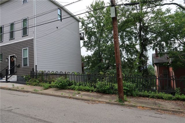 1310 Stranmore St, Manchester, PA 15212