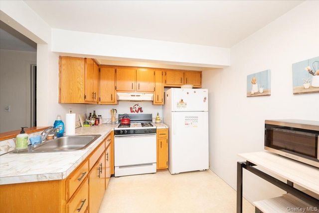 305 Kimberly Place, West Islip, NY 11795