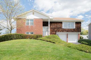 305 Kimberly Place, West Islip, NY 11795