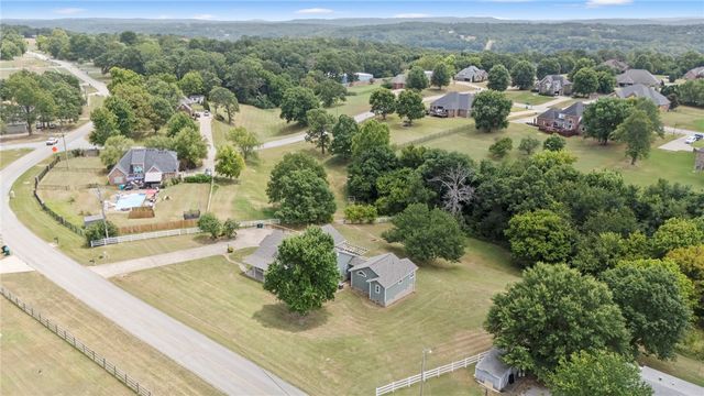 815 Steele Road, Tontitown, AR 72762