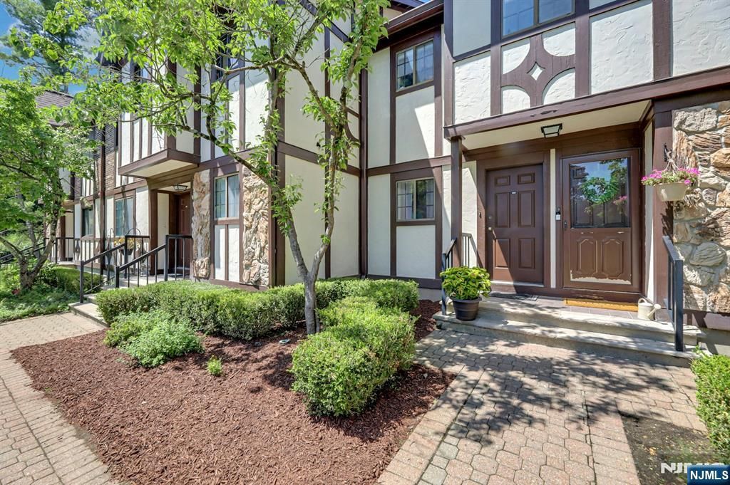 505 Mark Twain Way, Mahwah, NJ 07430