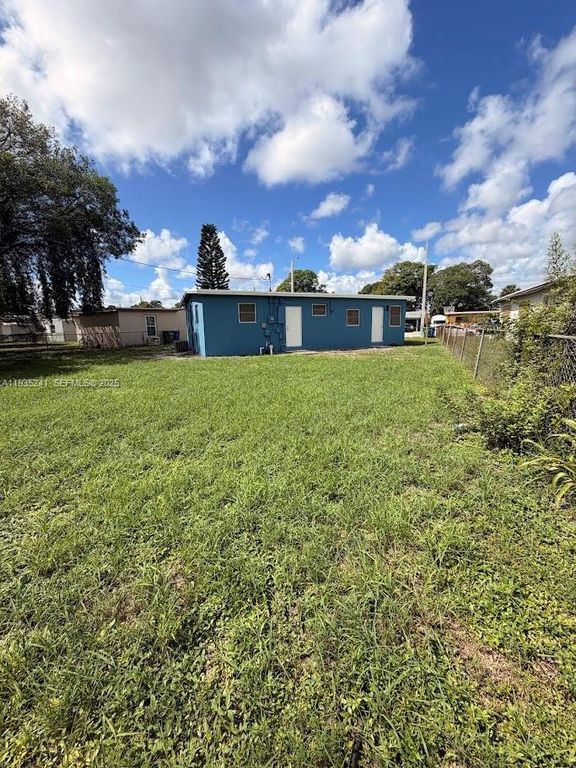 Image 27 of property listing at 318 NW 30th Terrace, Fort Lauderdale, FL 33311