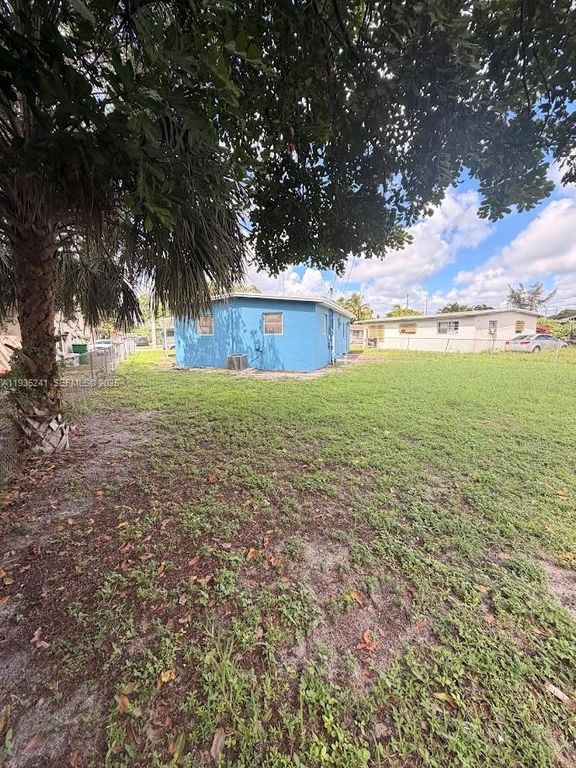 Image 28 of property listing at 318 NW 30th Terrace, Fort Lauderdale, FL 33311