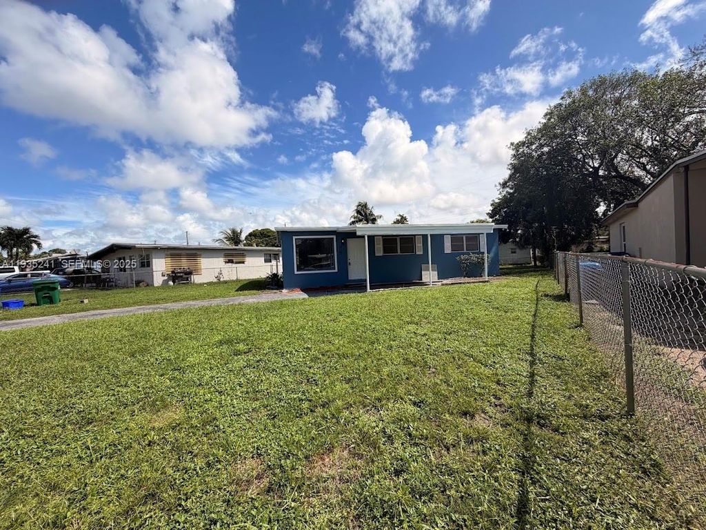 Image 3 of property listing at 318 NW 30th Terrace, Fort Lauderdale, FL 33311