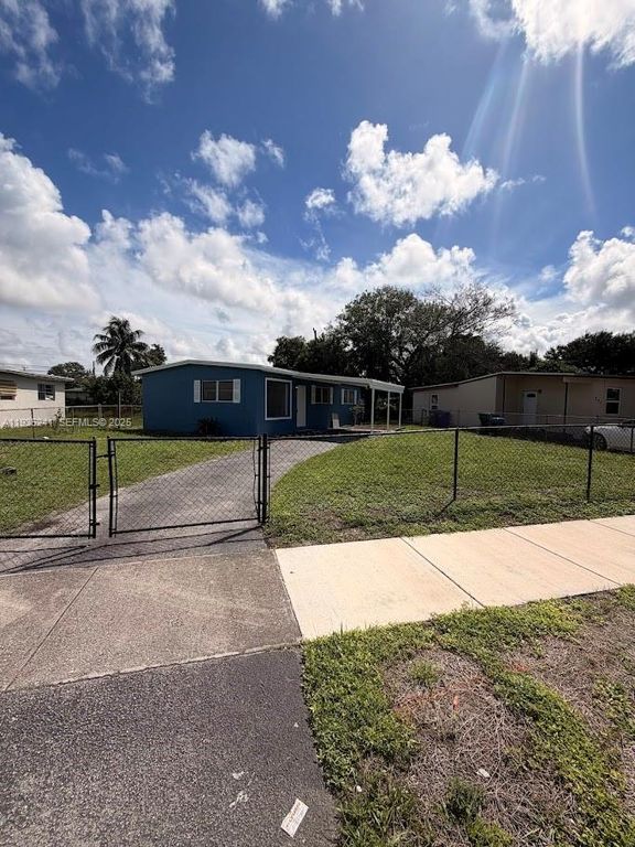 Image 4 of property listing at 318 NW 30th Terrace, Fort Lauderdale, FL 33311