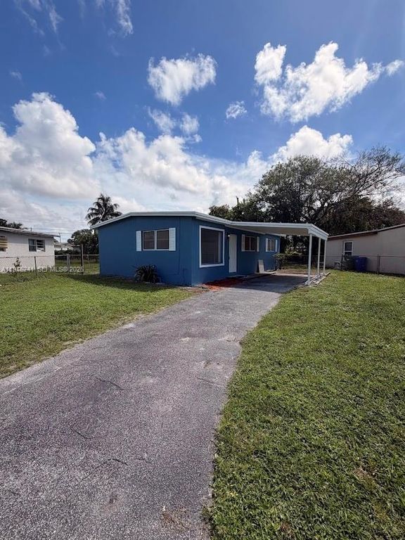 Image 5 of property listing at 318 NW 30th Terrace, Fort Lauderdale, FL 33311