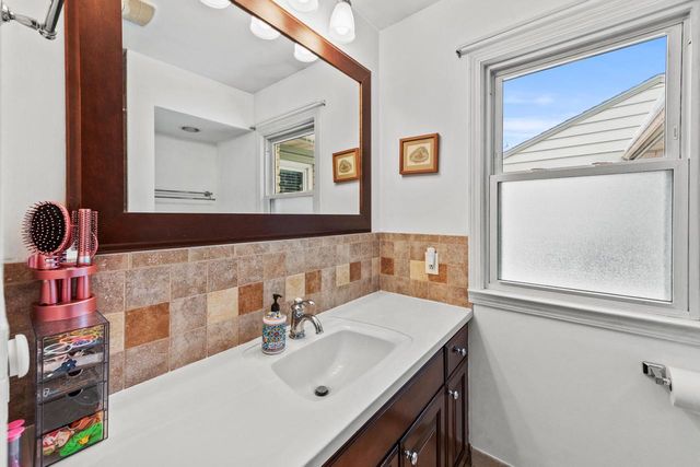 412 E Spooner ROAD, Fox Point, WI 53217