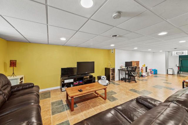 412 E Spooner ROAD, Fox Point, WI 53217