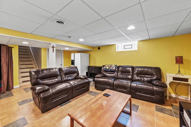 412 E Spooner ROAD, Fox Point, WI 53217