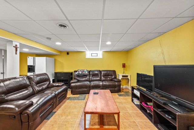 412 E Spooner ROAD, Fox Point, WI 53217