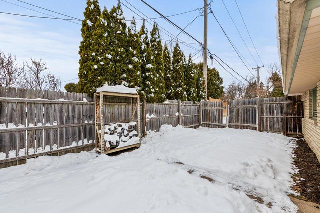 412 E Spooner ROAD, Fox Point, WI 53217