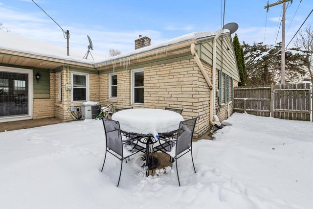 412 E Spooner ROAD, Fox Point, WI 53217