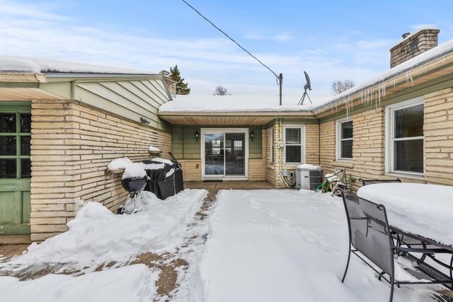 412 E Spooner ROAD, Fox Point, WI 53217