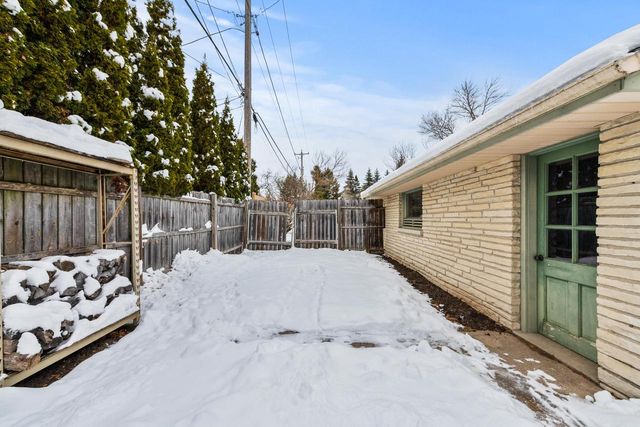 412 E Spooner ROAD, Fox Point, WI 53217