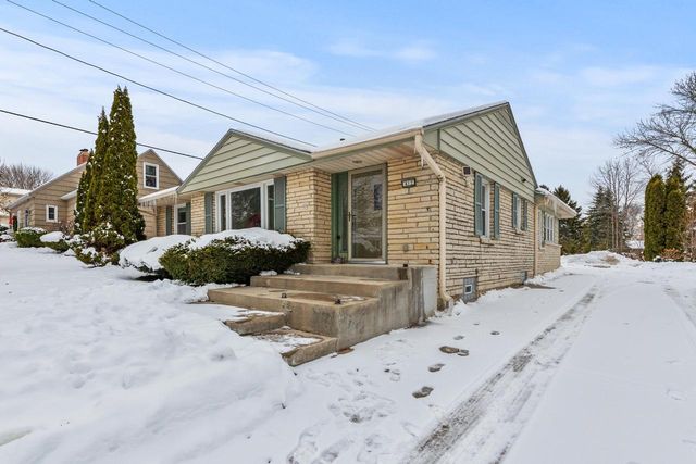 412 E Spooner ROAD, Fox Point, WI 53217