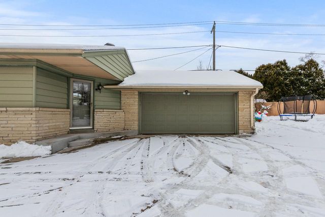 412 E Spooner ROAD, Fox Point, WI 53217